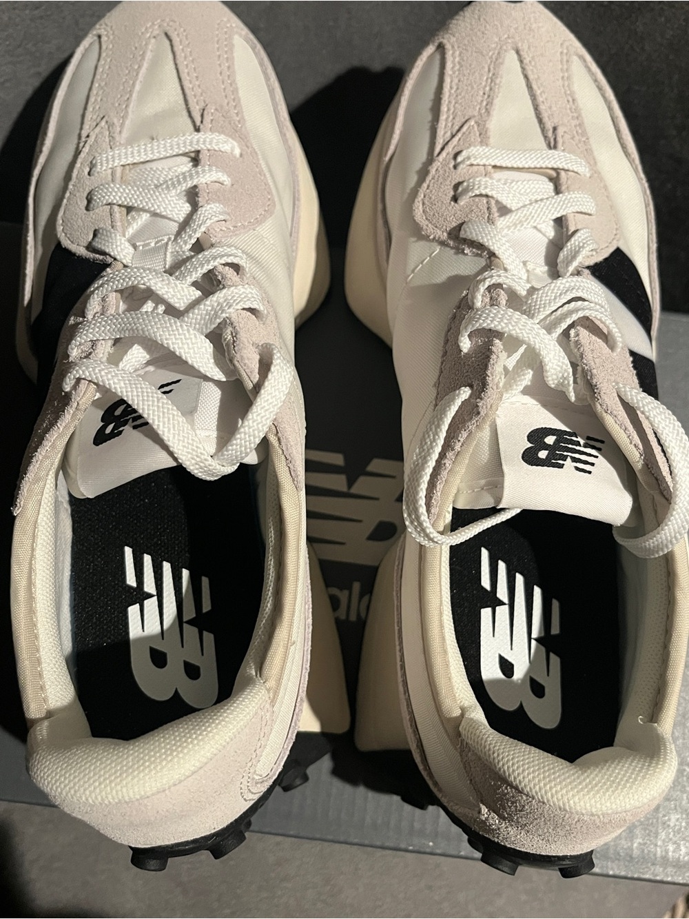 New Balance Women’s Sneakers 327 White Black Logo Size 8 US - Picture 8 of 11